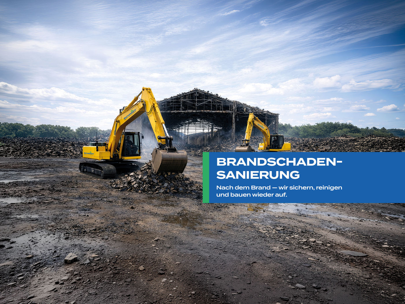 Brandschadensanierung im Einsatz – Bagger an einer ausgebrannten Halle